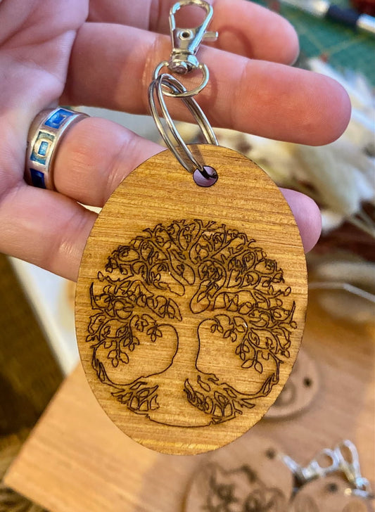 PORTE-CLES en bois gravé et découpé