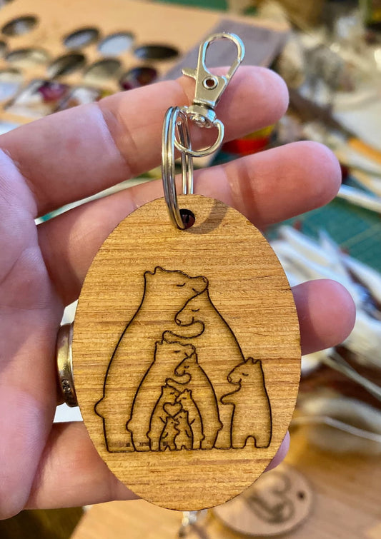 PORTE-CLES en bois gravé et découpé